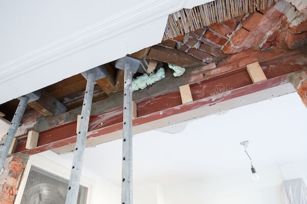 staalconstructie is geplaatst, stempels staan er nog