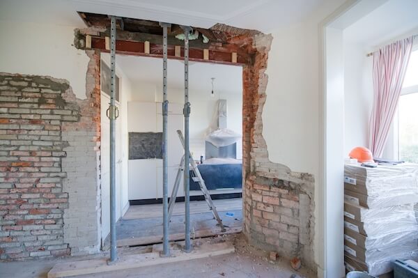 Doorgebroken muur met staalconstructie en stempels