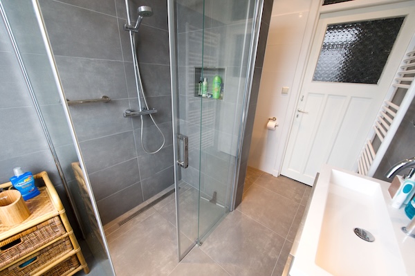 badkamer met douchecabine