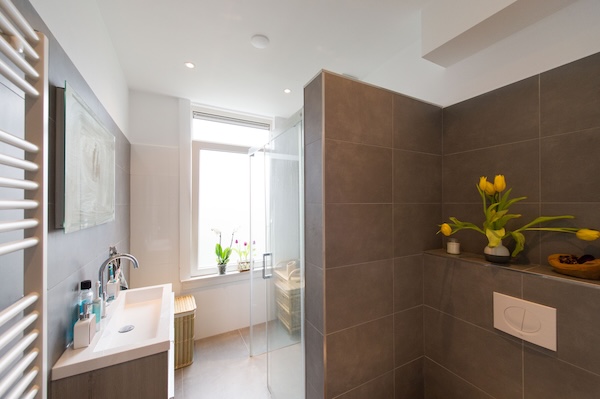 badkamer met luxe radiator en wastafel