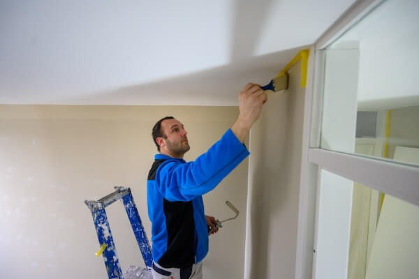 schilder aan het werk op ladder 