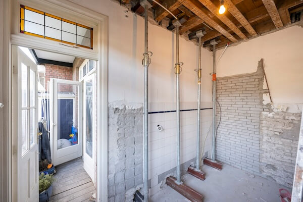 dragende muur die verwijderd gaat worden met klossen er voor