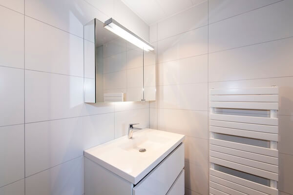 witte badkamer met luxe wastafel met meubel