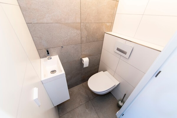 toiletruimte met hangend toilet en luxe wastafeltje