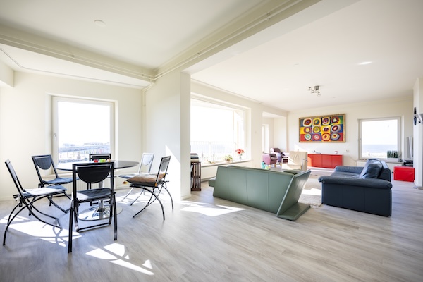 woonkamer met uitzicht op zee