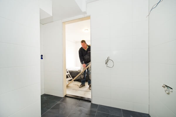 aannemer aan het werk in badkamer