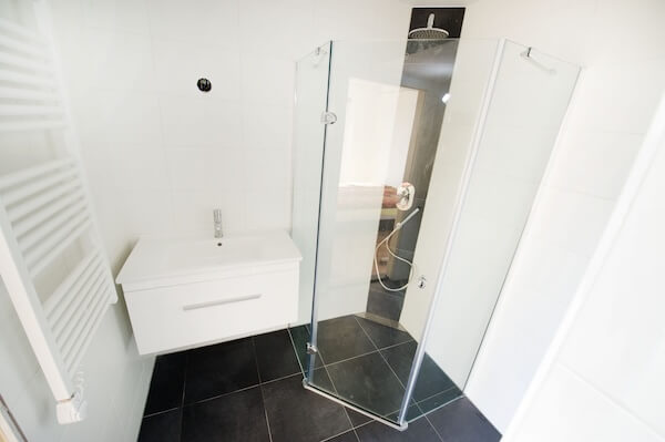 nieuwe badkamer met wastafel en douchecabine